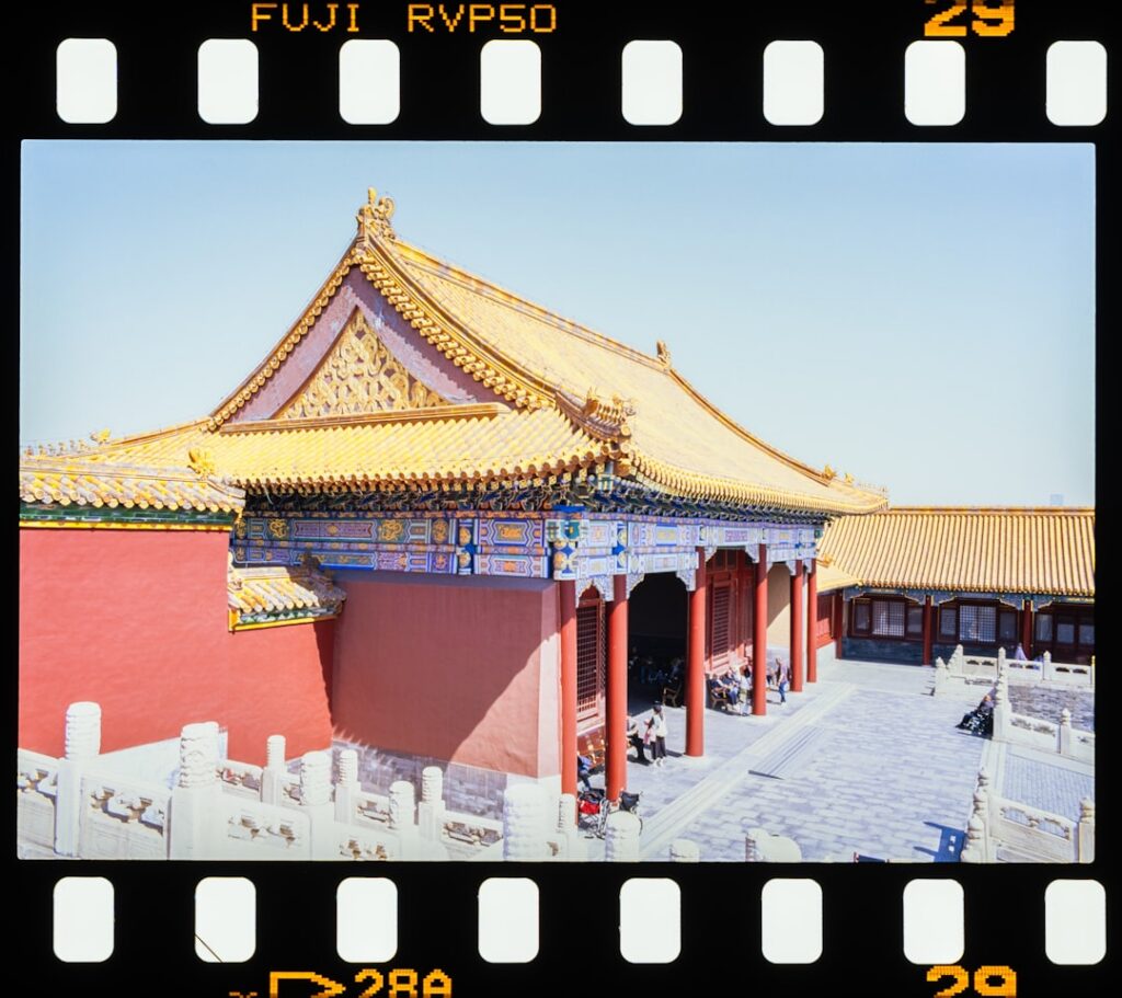 北京故宫红墙黄瓦的宫廷建筑，呼应明武宗豹房及紫禁城外的另一处权力空间。摄影：Zhen Yao / Unsplash